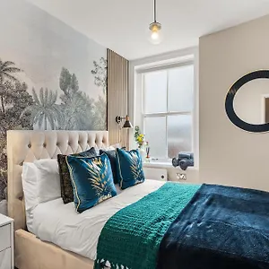 Newley Refurbished - Stylish 3 Bed Abode In - Sleeps 7 Apartment Whitby